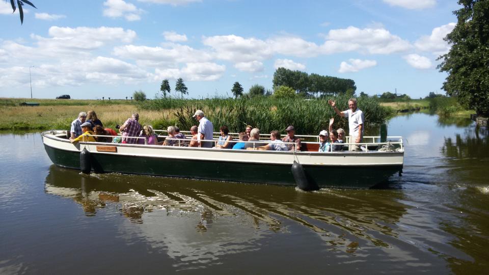 Rondvaart boot in de polder